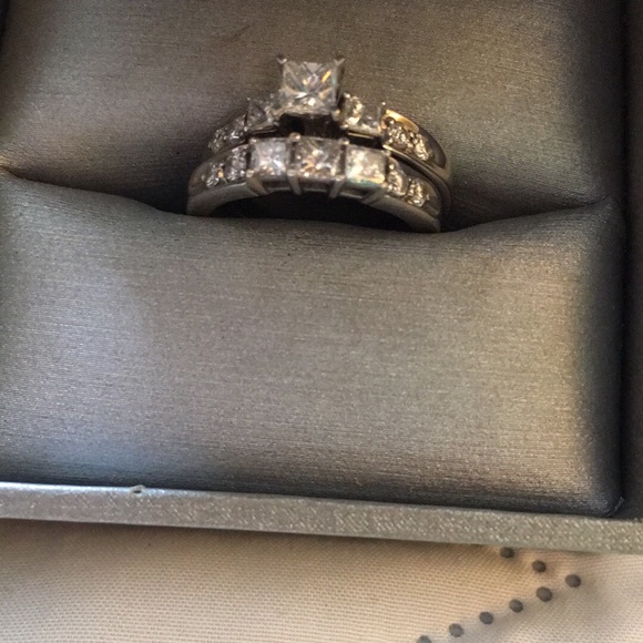 1 1/2 CTW PR 3STN Set Original price $3,599.99 - Picture 2 of 3